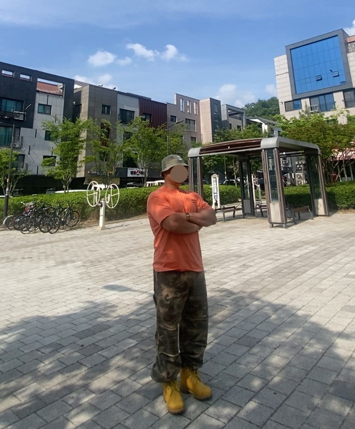 데일리룩('26. 5. 27.)로얄라이프 데님 버킷햇, 크림소다랩 스톤워싱 피그먼트 티셔츠, 카시오 A-159WGEA 골드, 테이크이지 카모 카펜터 카고팬츠, 팀버랜드 6인치 워커