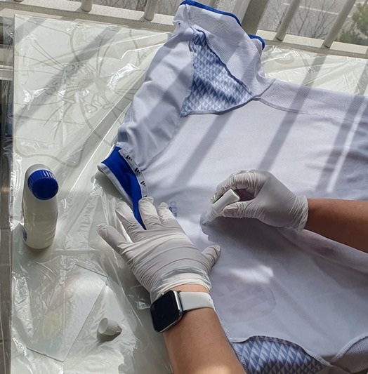 축구 유니폼 마킹 제거 - 마킹이 제거된 상태 (접착제만 남아 있는 경우)