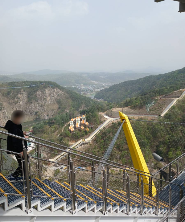 소금산 스카이타워 계단 내려가다