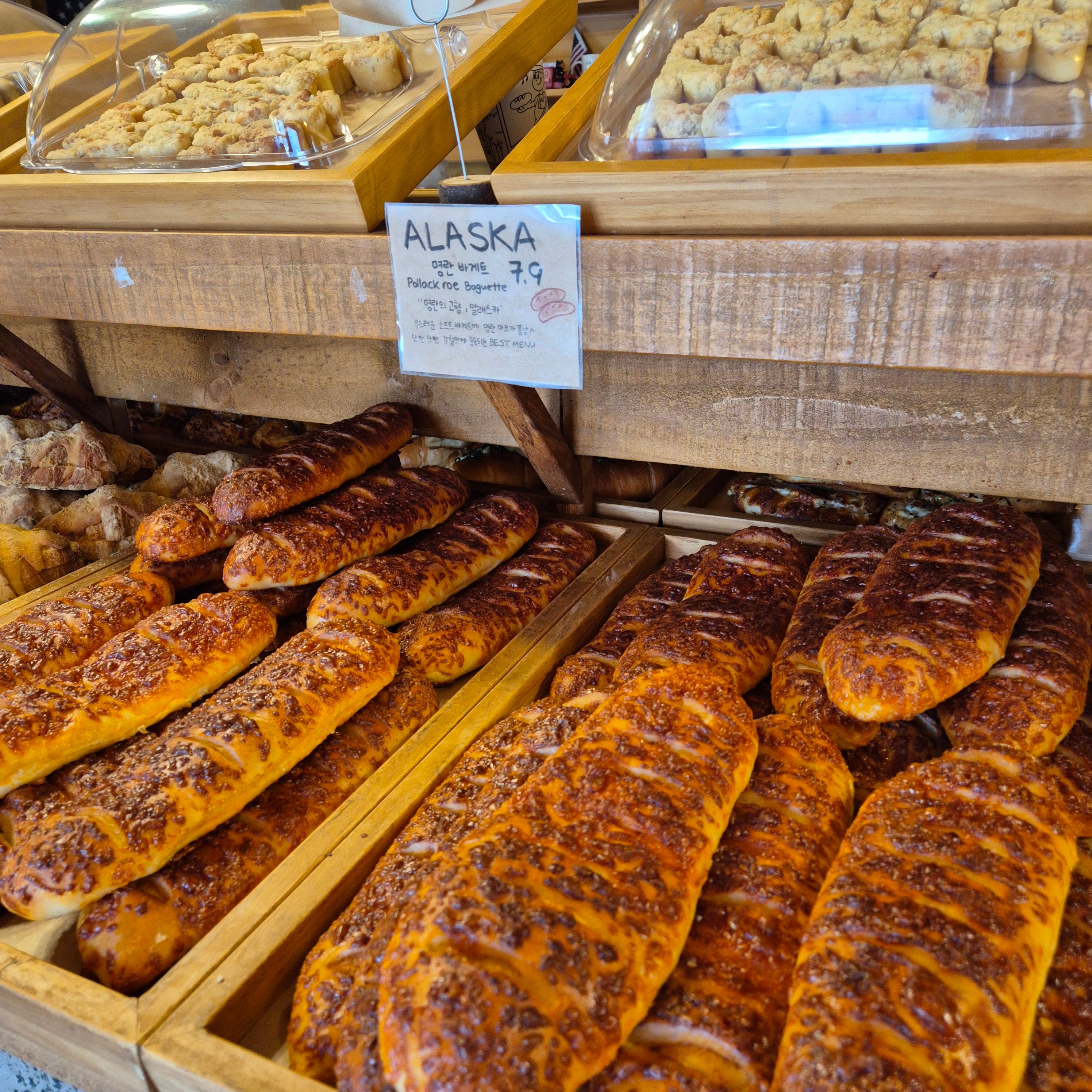 용산 카페, 왓어브레드, MBTI 빵, 용리단길 카페, 용산 베이커리, 인스타 감성 카페, 용산역 맛집, 미국 감성 카페, 휘낭시에 맛집, 용산 데이트 장소, 핫플레이스, 용산 빵집, 제빵 국가대표, 신상 카페, MZ 카페