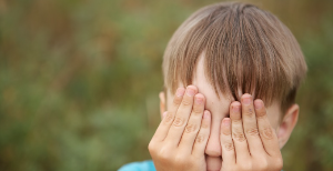 눈을 부딪쳐버렸어