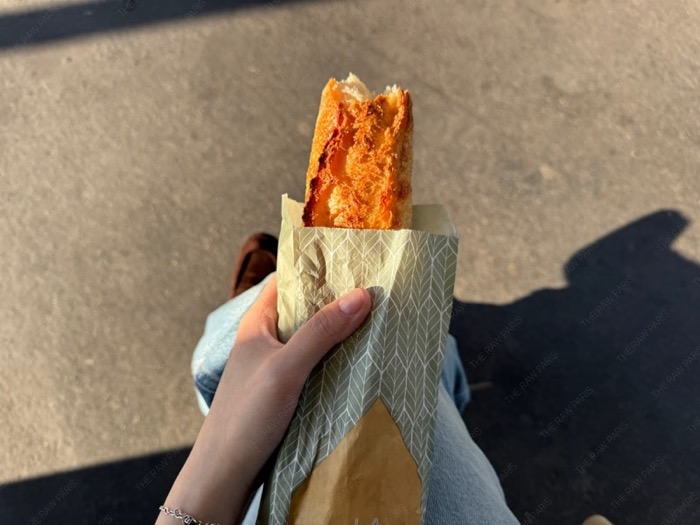 파리 바게트 먹는 일상, Paris baguette lifestyle, 프랑스 빵 먹는 순간, 파리 길거리 음식 감성