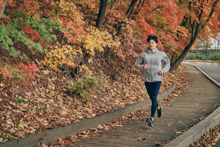 아침에 조깅을 하는 사람