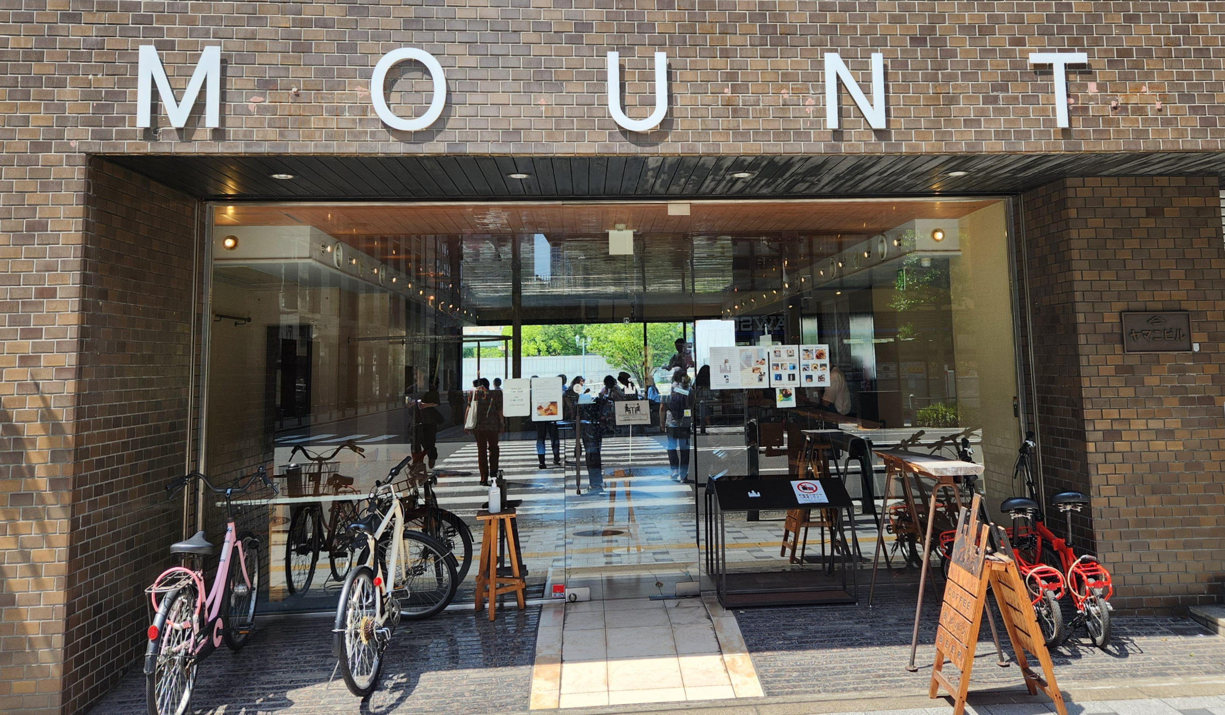 벽돌 건물에 심플하게 MOUNT 로고가 새겨진 오사카 키타하마 카페 마운트 외관