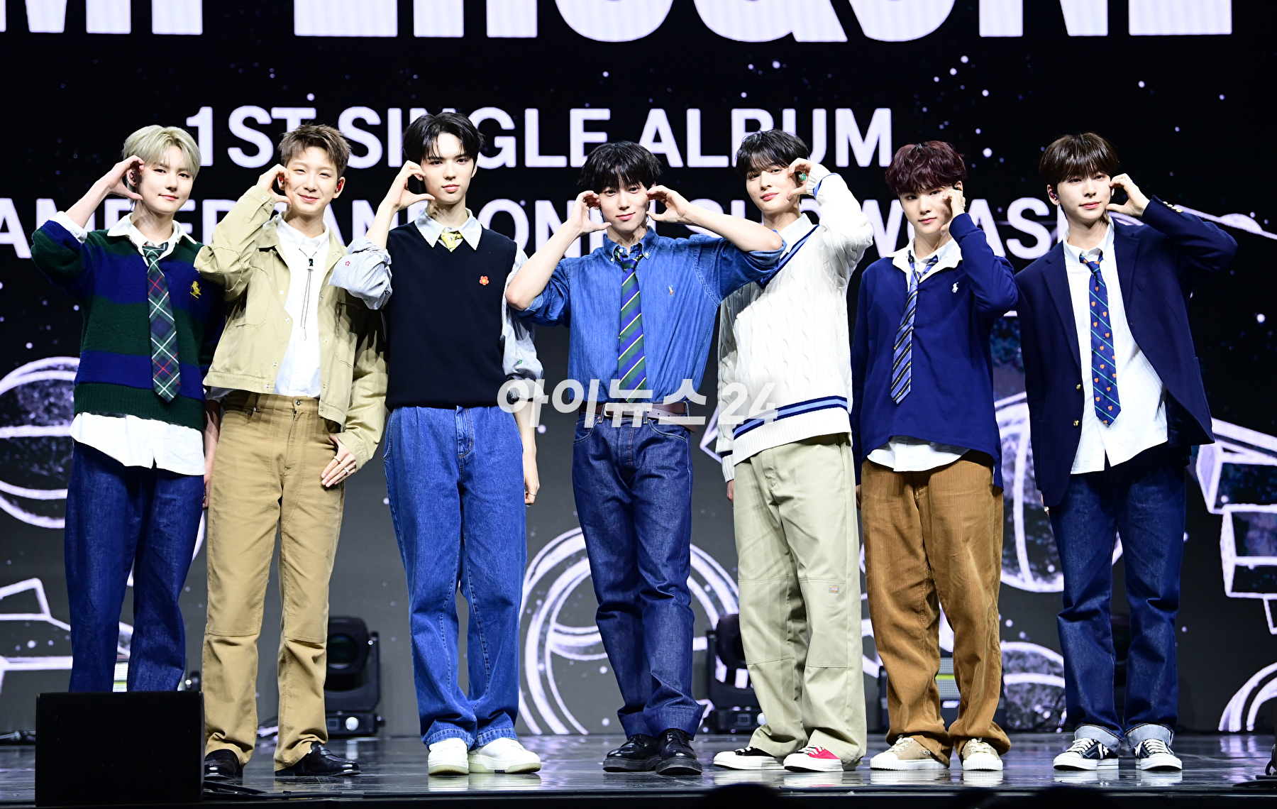 그룹 앰퍼샌드원이 15일 서울 용산구 한남동 블루스퀘어 마스터카드홀에서 열린 앰퍼샌드원(AMPERS&ONE) 데뷔 싱글 앨범 'AMPERSAND ONE' 발매 기념 프레스 쇼케이스에서 포즈를 취하고 있다. [사진=정소희 기자]