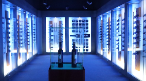 와인창고에 와인이 가득 보관되어 있다