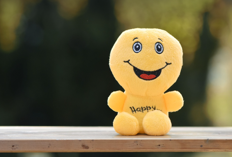 웃는 인형이 있는 사진