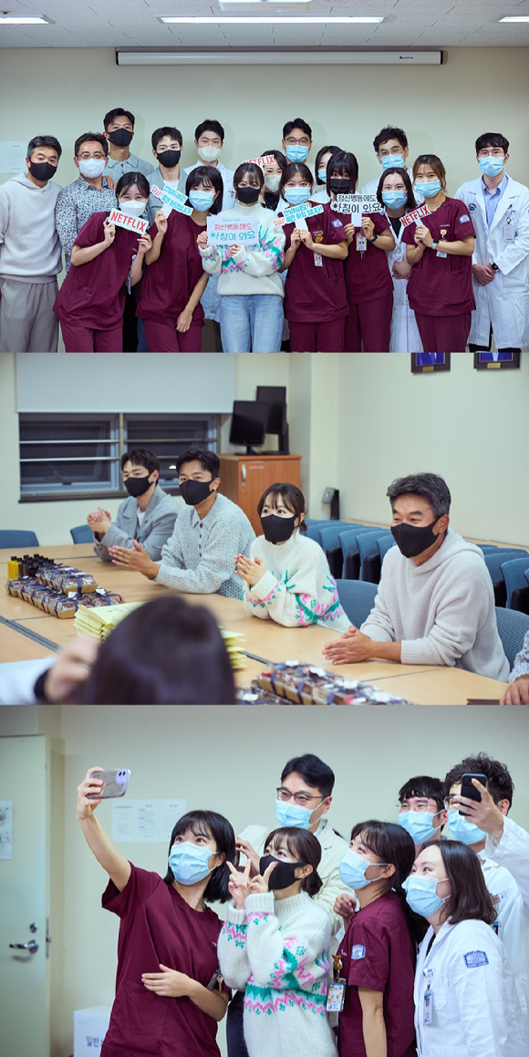 &#39;정신병동에도 아침이 와요&#39; 박보영&#44; 연우진&#44; 장동윤&#44; 이재규 감독이 가톨릭대학교 서울성모병원 의료진과 재회했다. [사진=넷플릭스]
