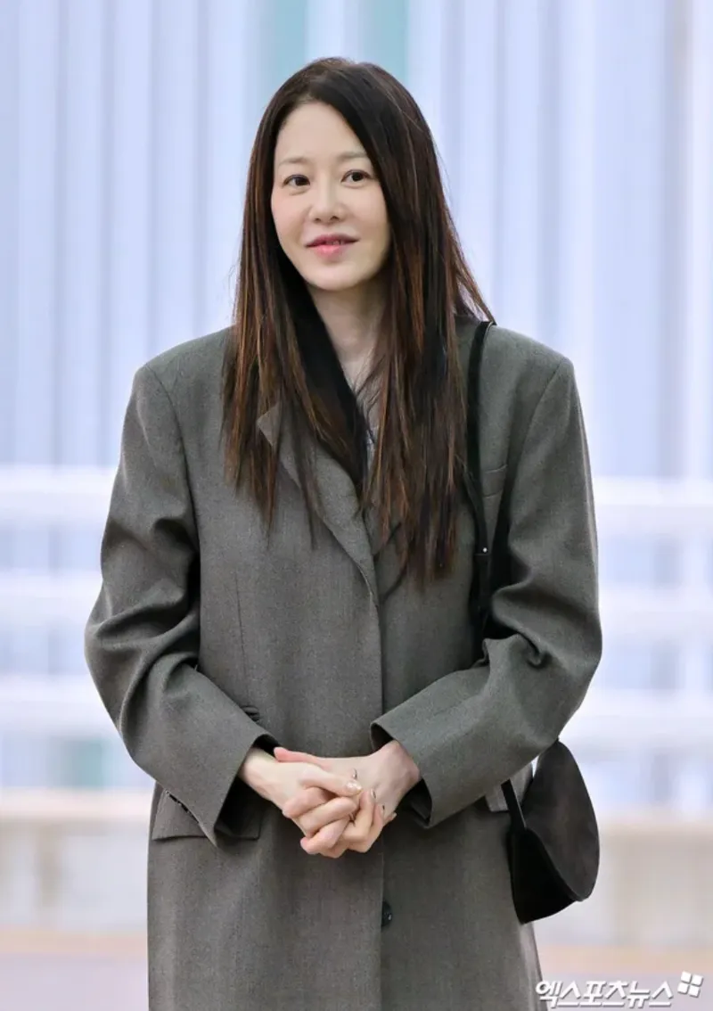 고현정 COS, 고현정 패션, 고현정 코트, 고현정 COS 패션, 2025 미니멀룩, COS 가을 코트, COS 와이드 팬츠, COS 공식몰 할인, COS 세일, COS 신상, COS 네이버 쇼핑, COS 퍼플코인 이벤트, MZ세대 인기 미니멀 브랜드, COS 꾸안꾸룩, COS 셀럽 패션, COS 직구, COS 특가