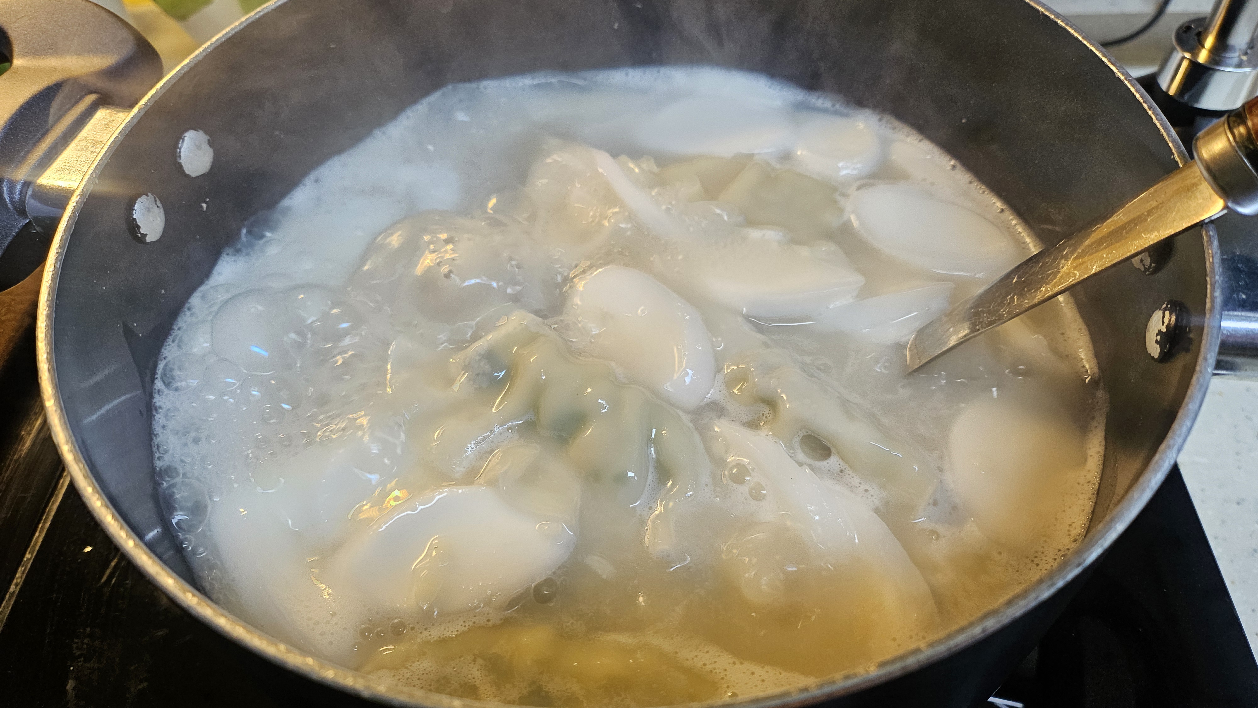 한우곰탕과 떡국 떡, 만두가 끓고 있는 모습