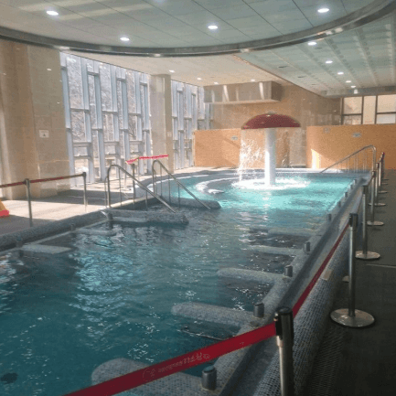 다양한 수압으로 마사지를 즐기는 온천탕