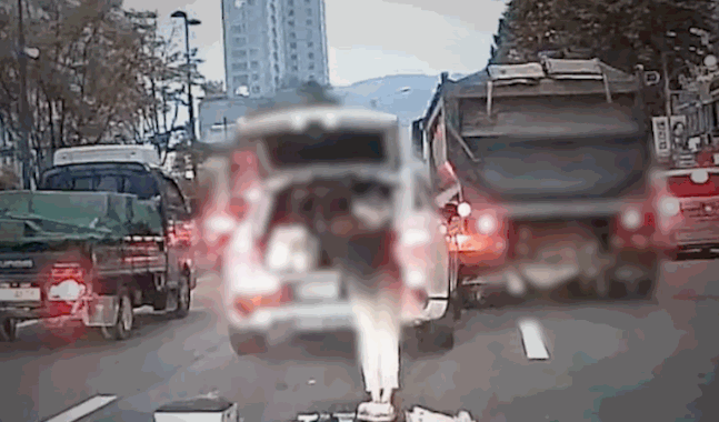 접촉 사고가 나자, 차 밖으로 나와 도로 한복판에서 춤을 추던 여성이 마약 투약 혐의로 체포됐다. [영상=서울경찰 유튜브 캡처]