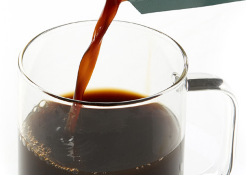 홍삼을-컵에-따르는-모습