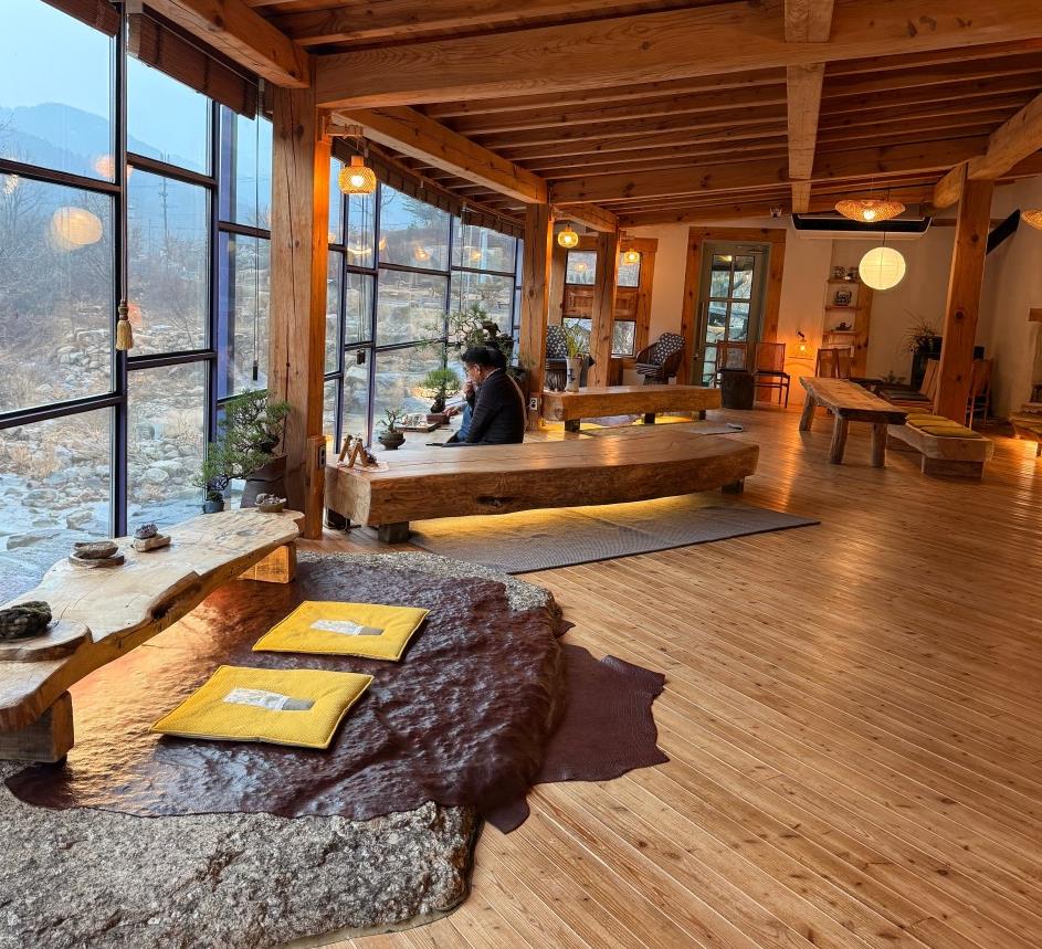 생방송오늘아침 시골에서 돈을 벌다 폐가 리모델링 카페 내부 모습