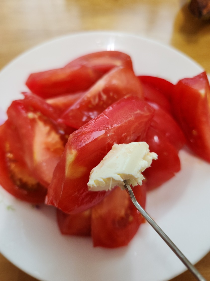 포크로 토마토와 크림 치즈를 찍은 모습