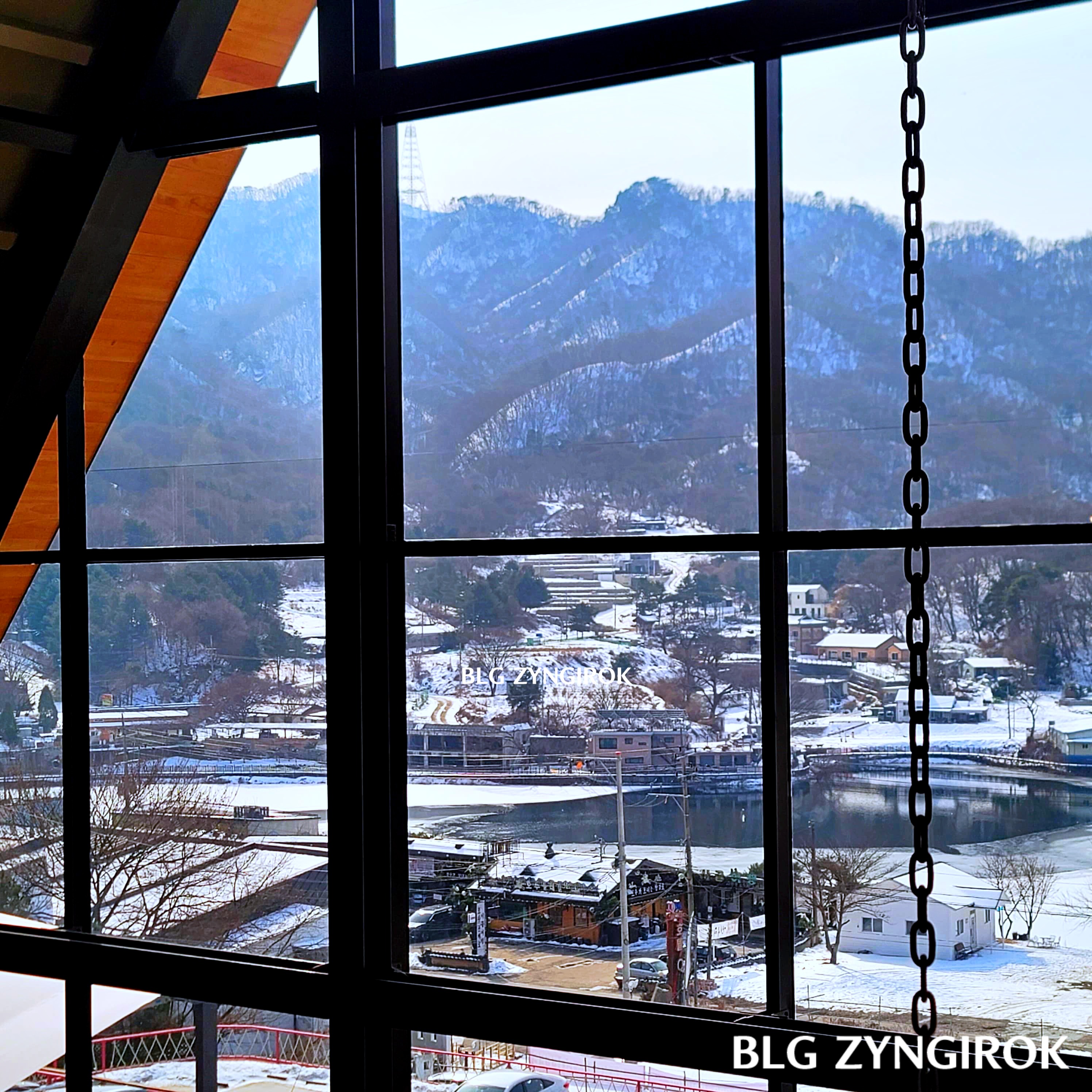 양주 카페 럿지 LODGE 2층에서 바라본 풍경 모습이다.