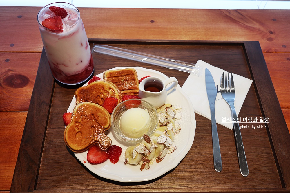 부산 광안 카페, 스누피 핫 케이크에 딸기라테 - 유럽 가정집 같이 따뜻한 분위기, 브런치 맛있는 카페