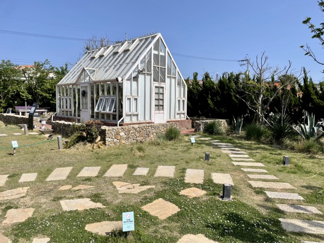 흰색의-유리온실과-정원