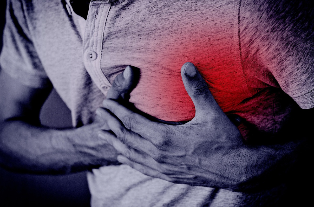 양손으로 가슴을 움켜쥔 사진