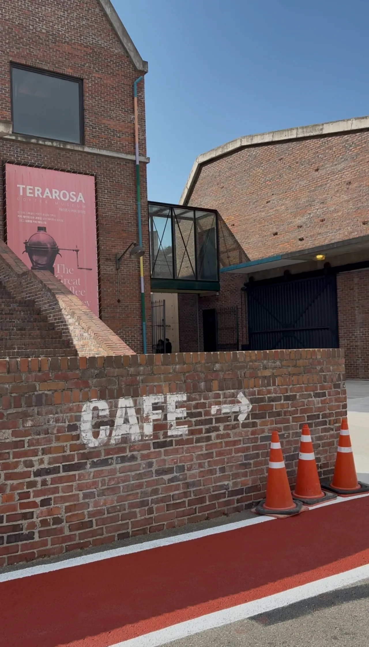 벽돌-건물-커피숍-앞에-주황색-라바콘