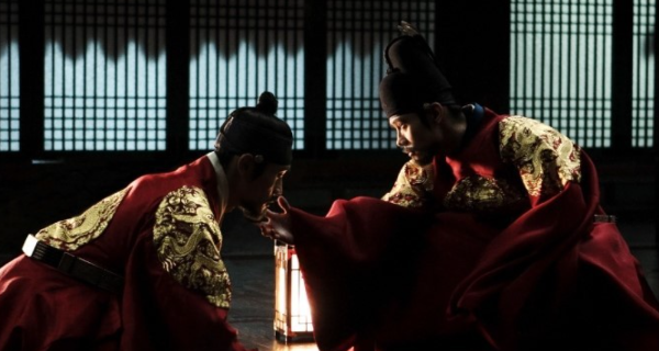 왕과 신하가 서로 마주보고 있는 모습