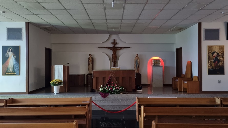 울산 명촌성당 성전 안 감실, 십자고상, 제대, 제단 사진