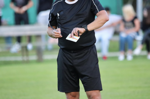 왜 축구 심판들은 대부분 검은색 유니폼을 입을까