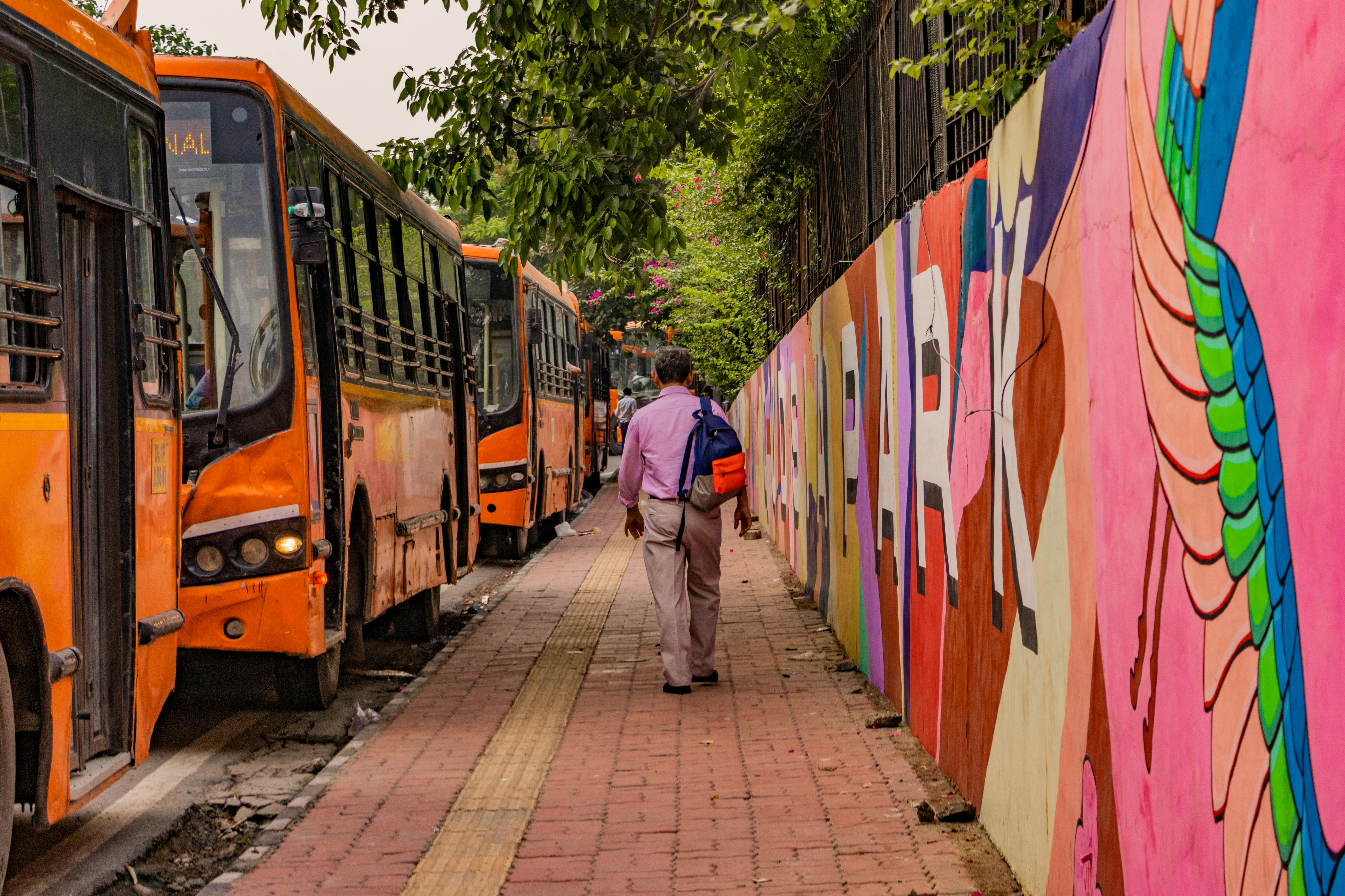 버스가 잦은 정차를 반복하는을 상징하는 이미지