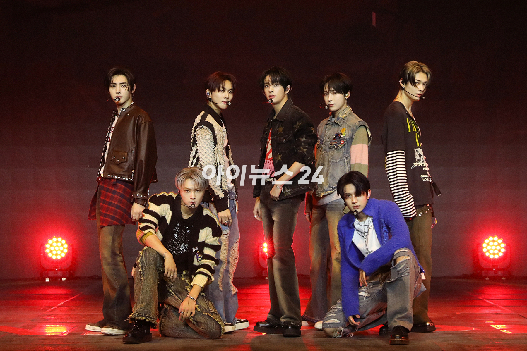 그룹 엔하이픈이 16일 서울 광진구 예스24라이브홀에서 열린 다섯 번째 미니 앨범 '오렌지 블러드' 발매 기념 쇼케이스에서 무대를 펼치고 있다. [사진=빌리프랩]