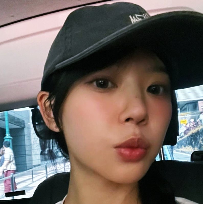 볼캡을쓴-모카