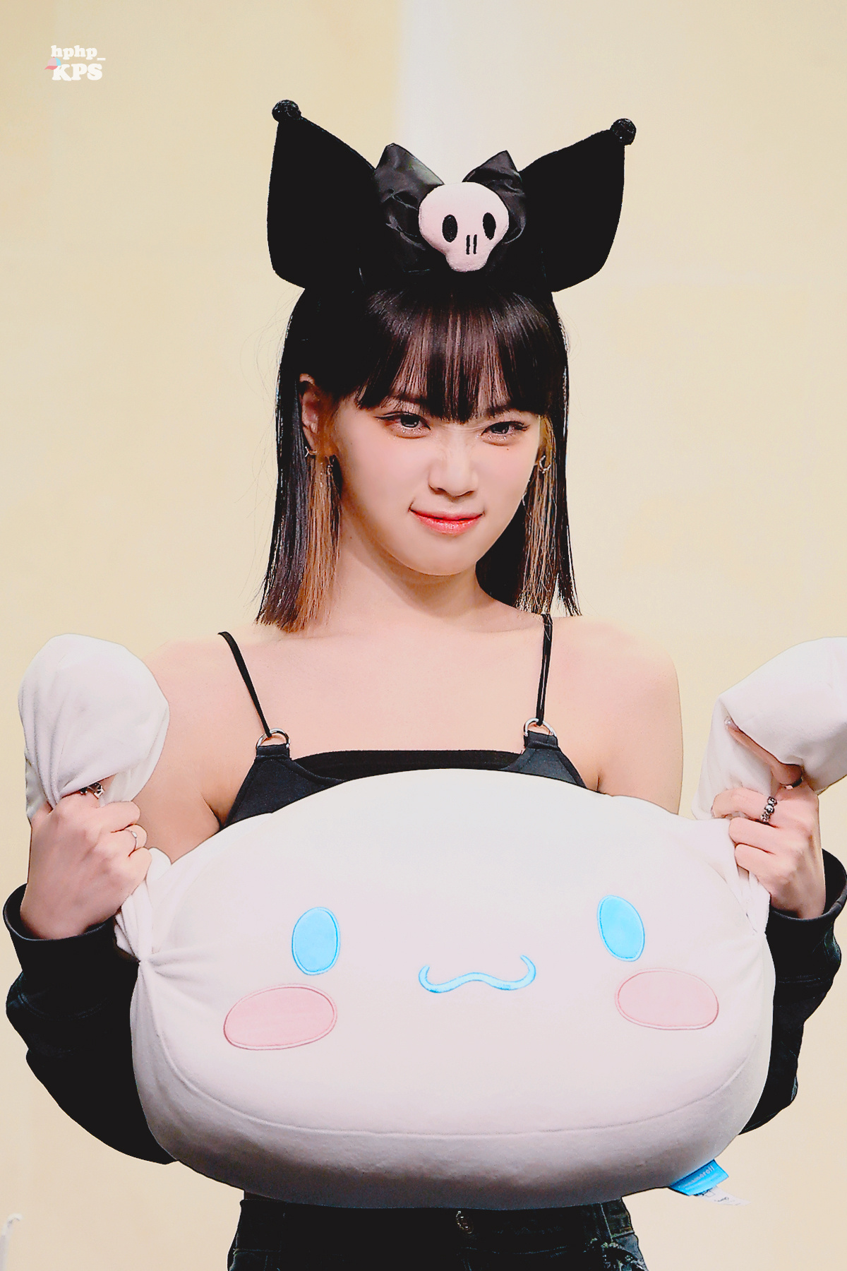 아이즈원 마지막 콘서트 당시에 저 표정으로 울음을 참았던 게 기억이 난다.