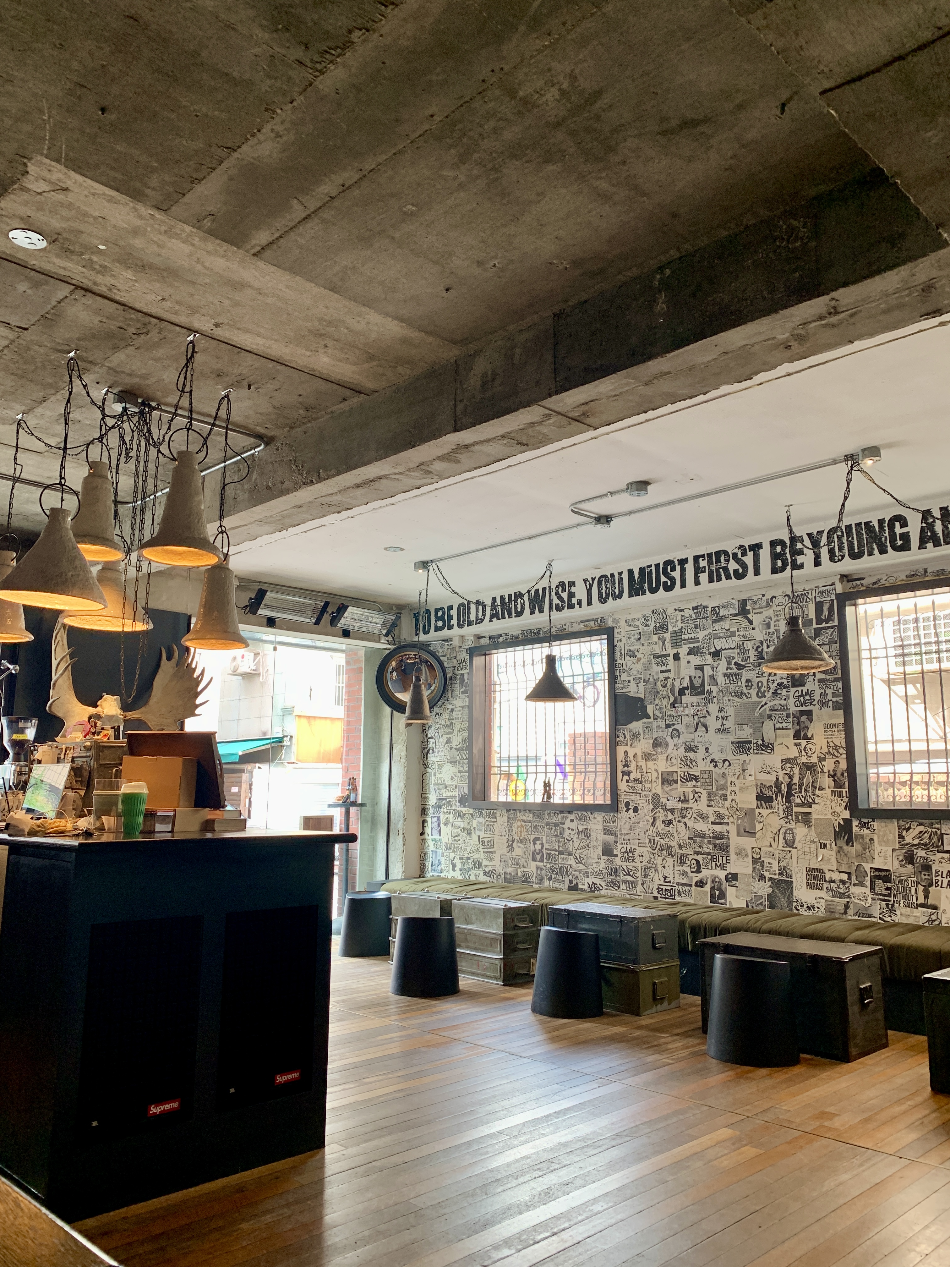 용리단길-힙한카페-할로윈카페-독특한카페-용산카페