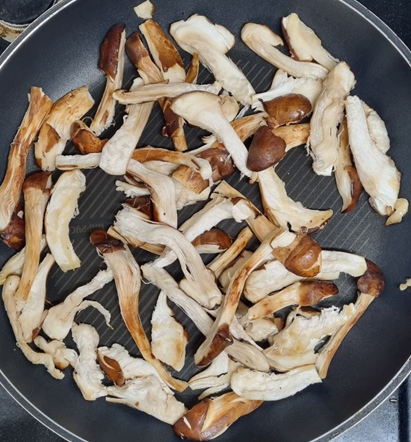 참송이버섯 프라이팬에 볶기