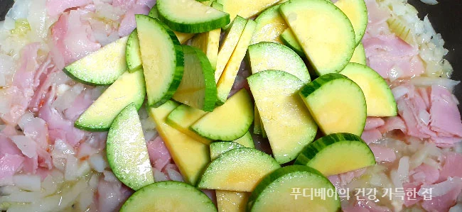 볶아진-재료에-추가로-반달썰기한-애호박을-넣음