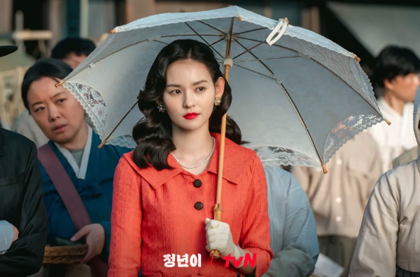서혜랑 (배우 김윤혜) 국극의 여자 주인공 역을 주로 맡는다. 도도한 자세로 양산을 쓰고 한 곳을 바라보고 있고 옷은 다홍색 양장을, 손은 실크 장갑을 끼고 있다.