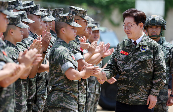 24일 인천 옹진군 연평도 연평부대에서 해병대 장병들과 인사하고 있는 이재명 대통령 [사진출처=뉴스1]