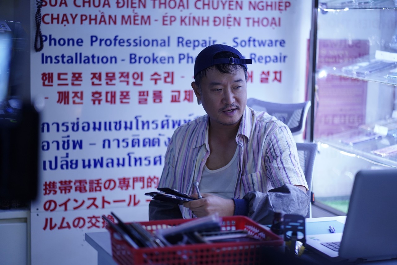 유머와 현실적인 대사로 자연스럽게 쌓여간다.