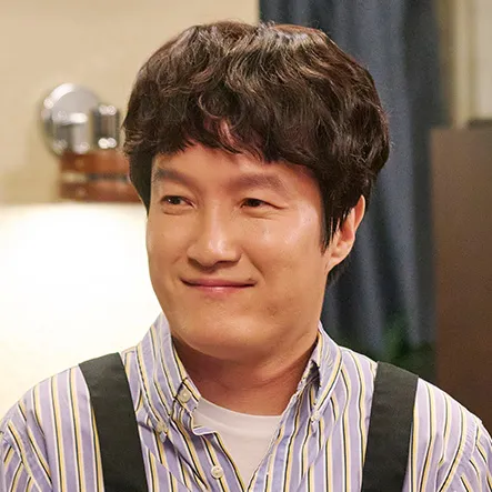 남색 화이셔츠에 앞치마를 두르고 있는 무인도의 디바 강상두