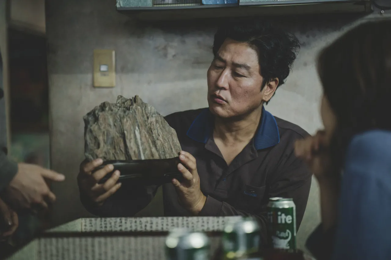 영화 기생충 깊은 생각에 잠긴 기택