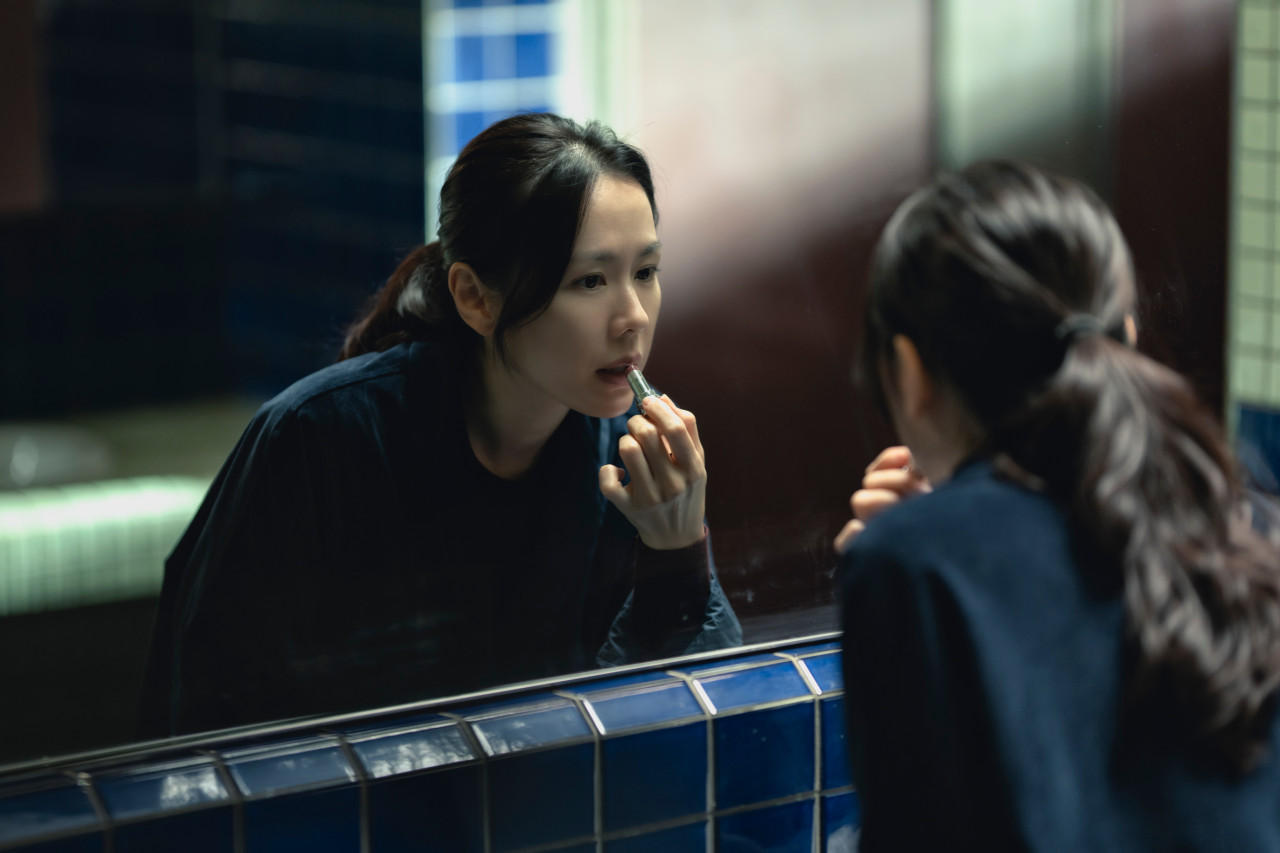 어쩔수가없다 손예진 이미지