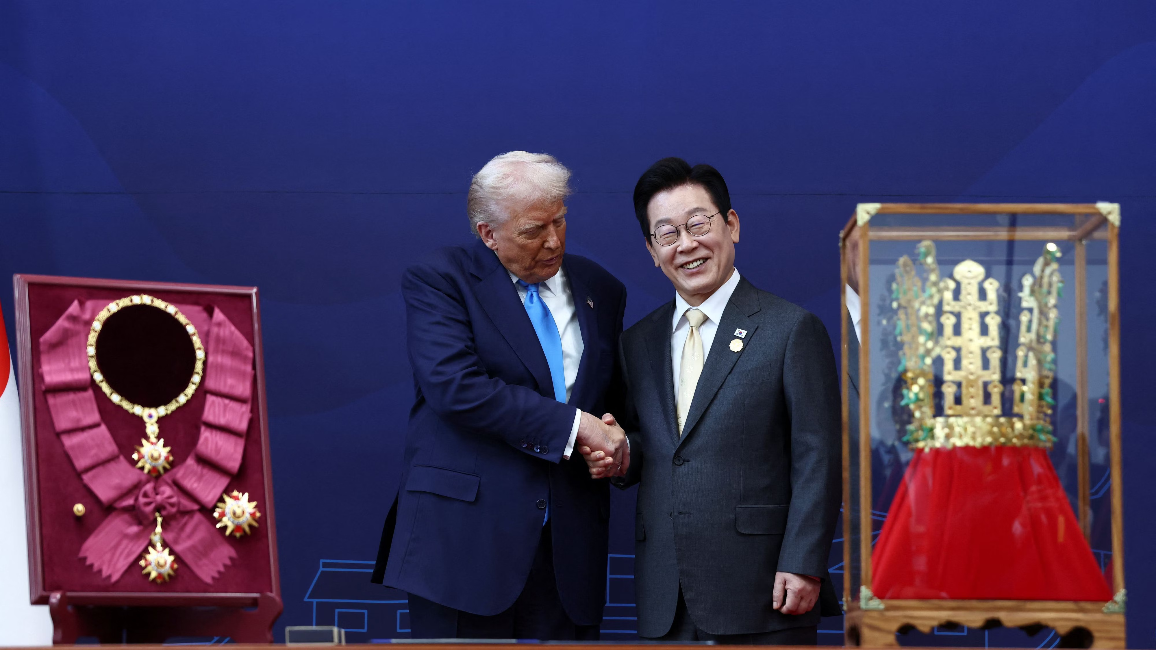 악수하는 이재명 한국 대통령과 트럼프 미국 대통령 (출처: Heute.at)