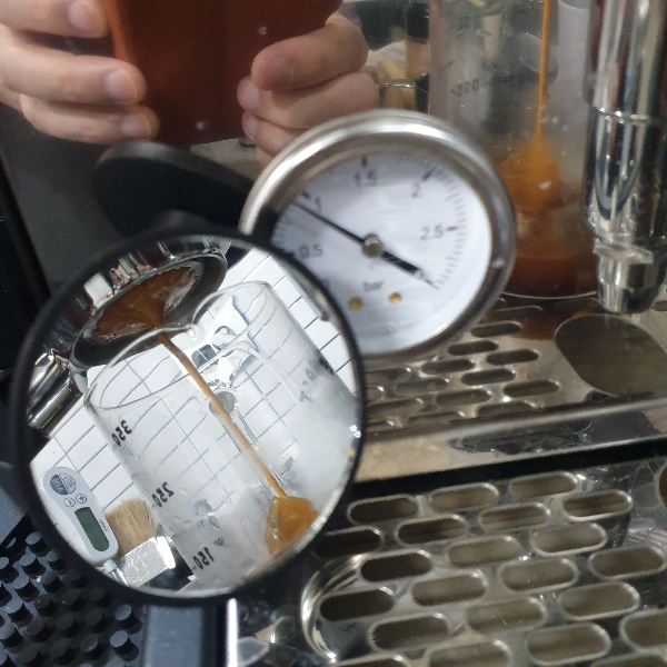 스티밍 아이스 아메리카노: 대만 프로젝트 킵(Project Keep) 카페 레시피_컵에 에스프레소 추출