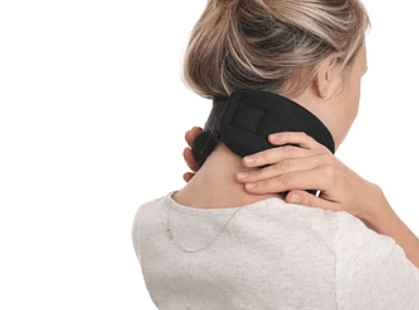 목을-만지는-여성