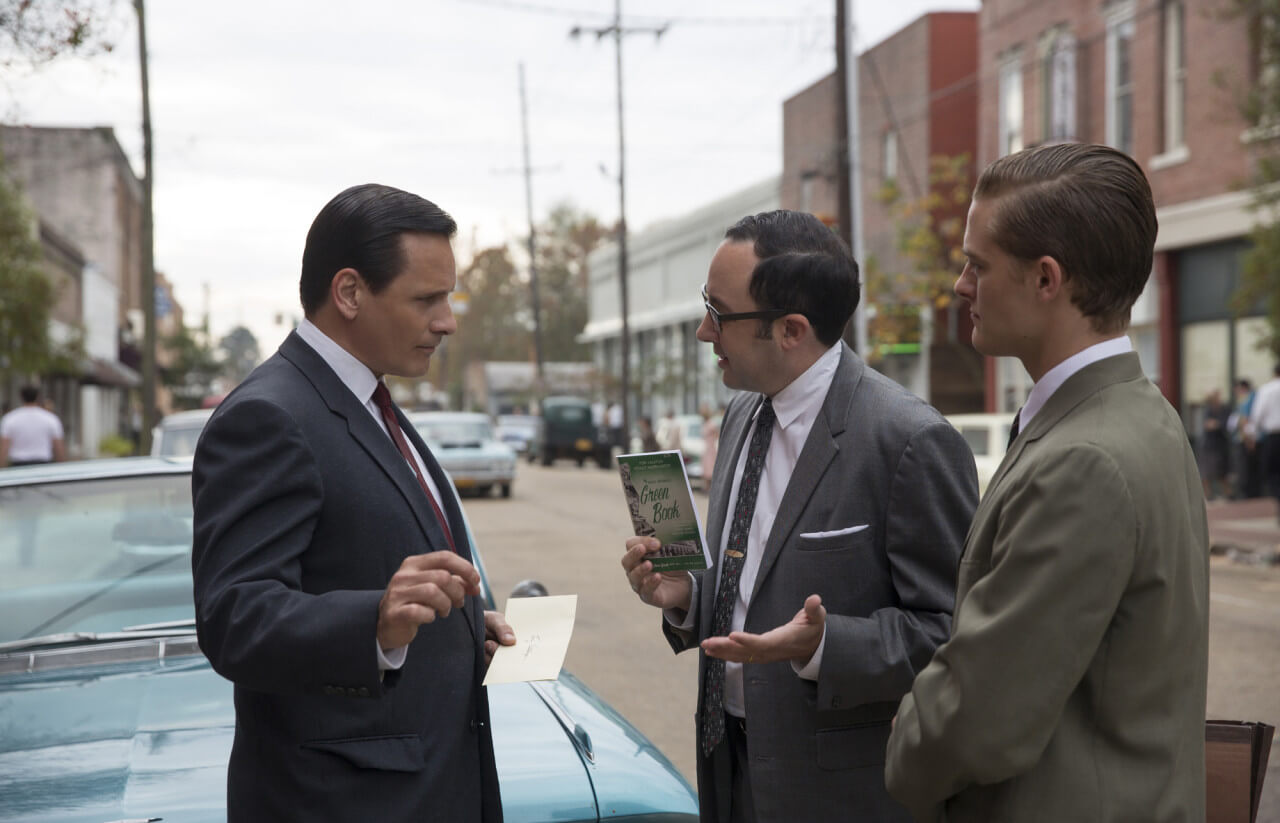 남부 투어를 떠나기 전 회사를 통해 그린북을 넘겨받고 있는 토니