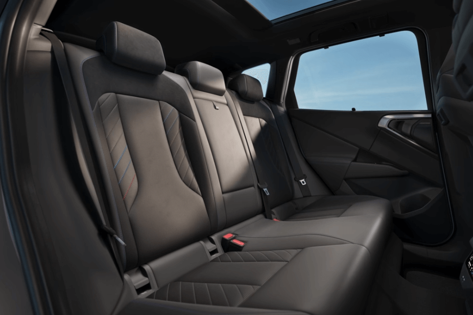 BMW X3 내부 디자인 모습 뒷 좌석 시트