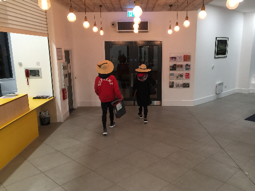 카미노 떠나기 전날 밀짚모자를 나눠쓴 친구들
