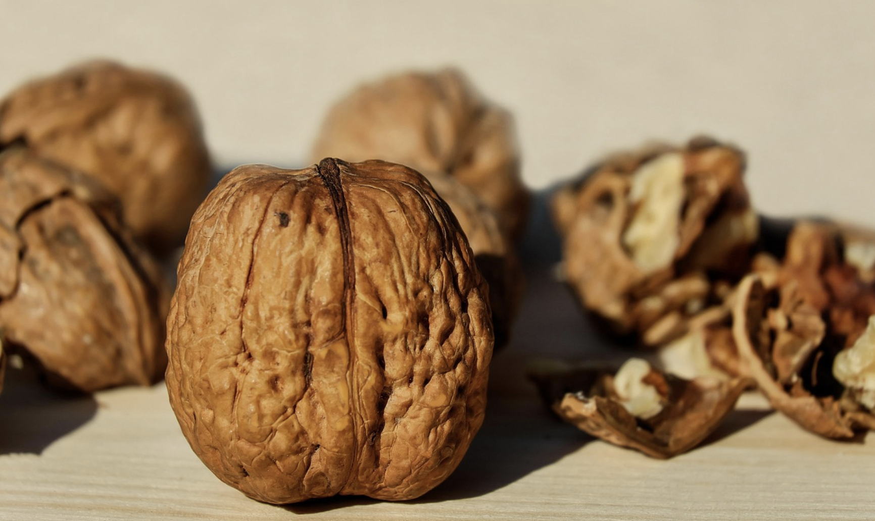 뇌 모양과 유사하며, 폴리페놀과 DHA 함유
호두