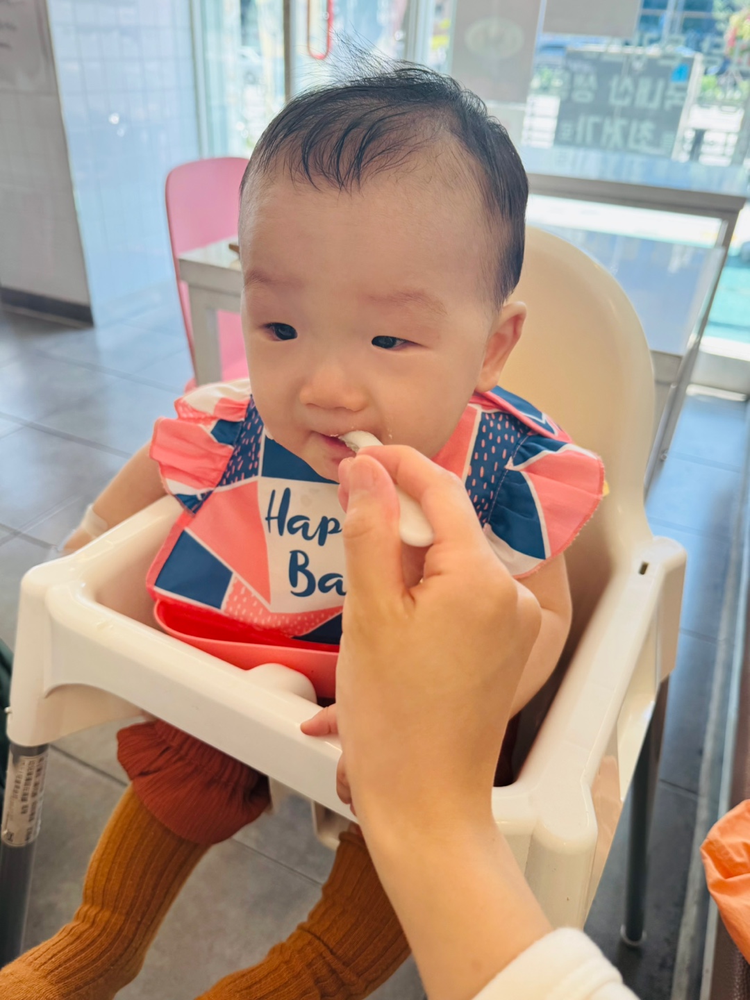 죽이 뜨거워서 인상을 찌푸리는 찬솔이의 찐 리액션