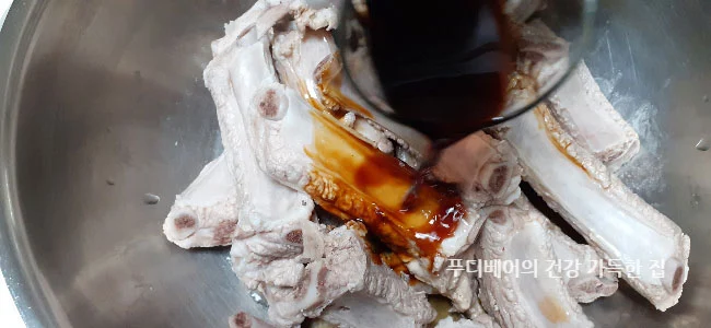 등갈비에-멸치액젓과-간장을-넣음