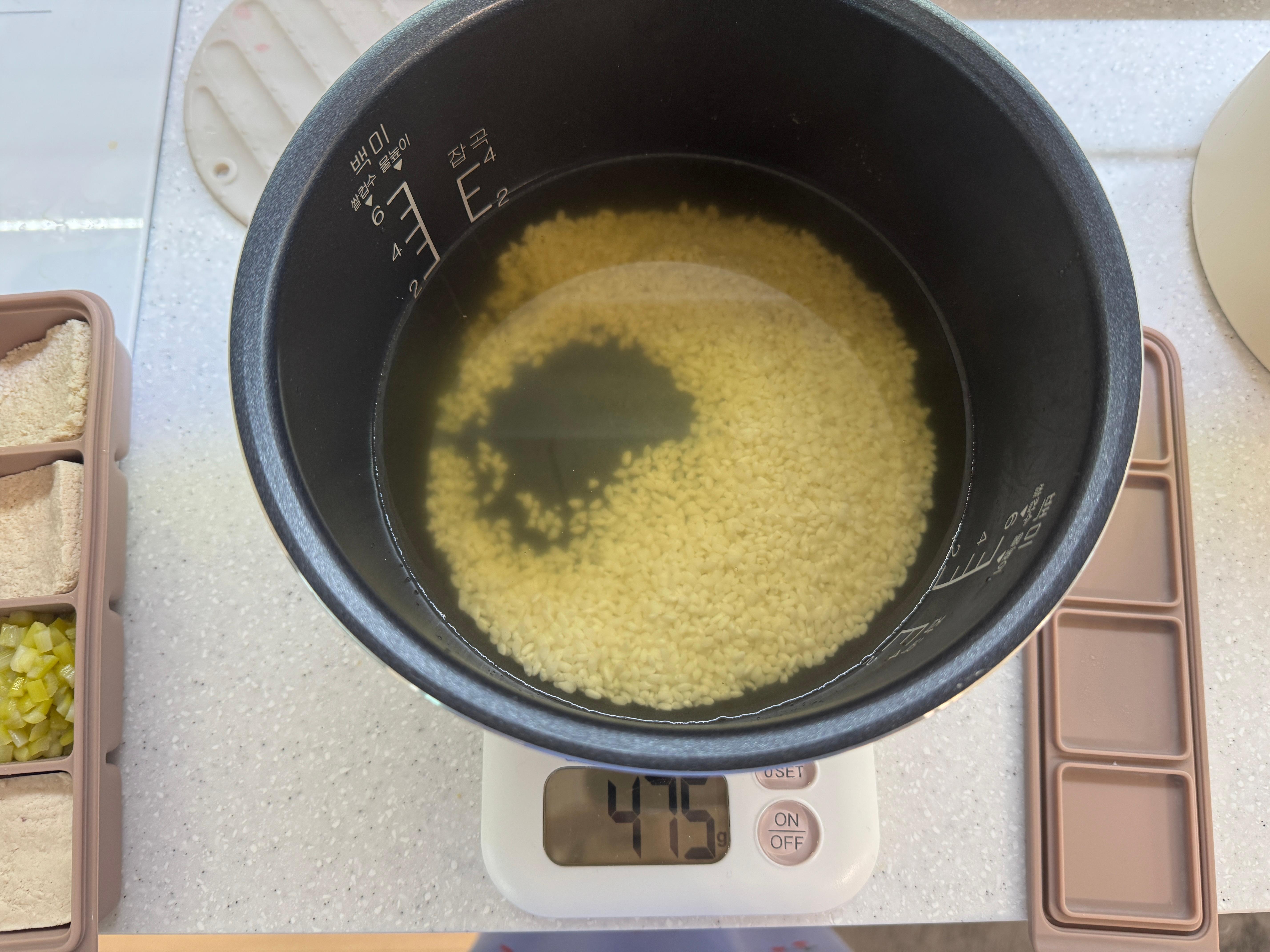 쌀에 채수를 넣은 사진